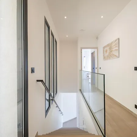 Architect-designed House Heated Pool And Sea View *