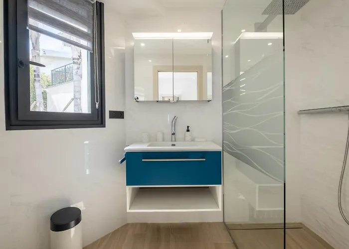 Architect-designed House Heated Pool And Sea View * 망들리유 라 나플